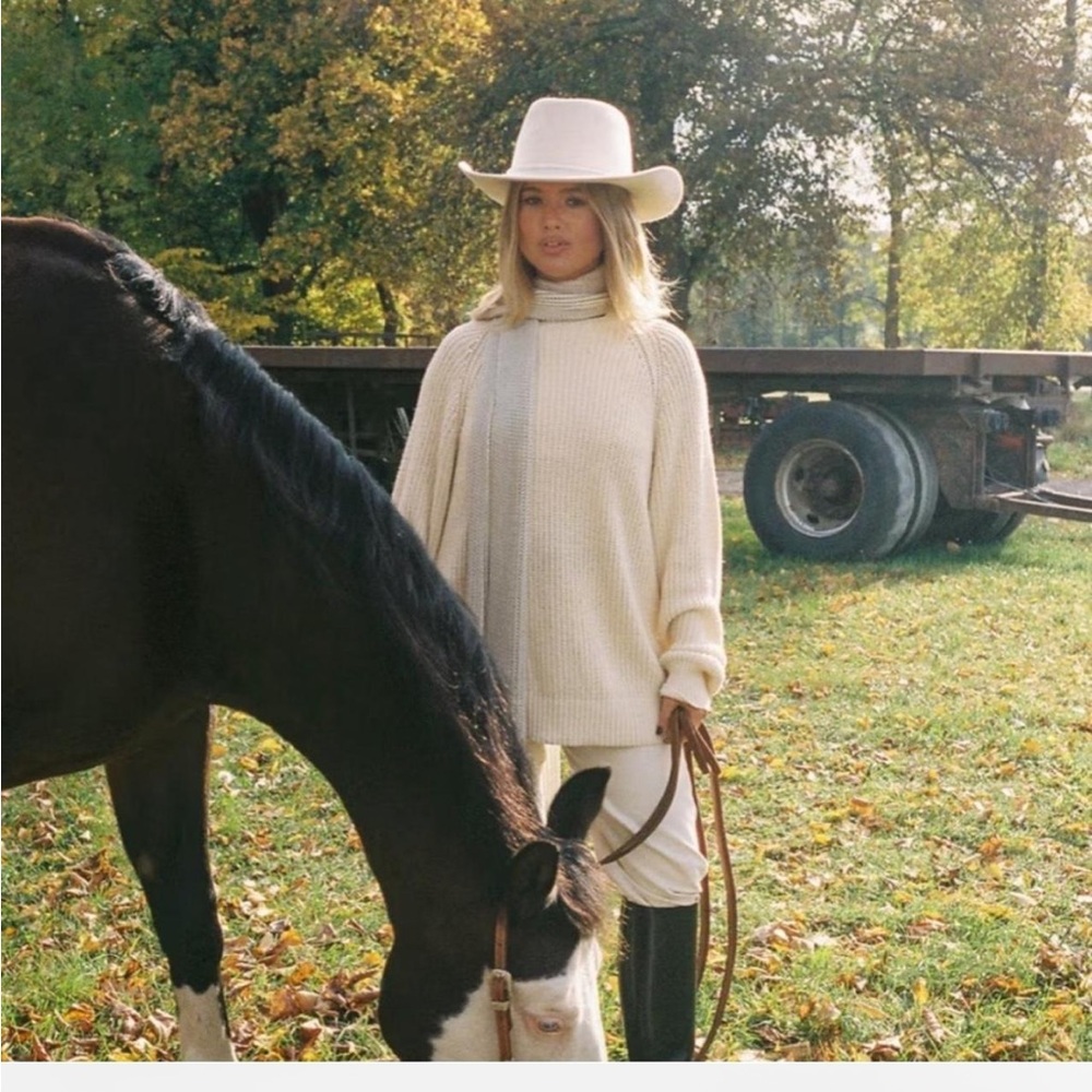 Djerf Avenue Chunky Raglan Roundneck Off White Sweater